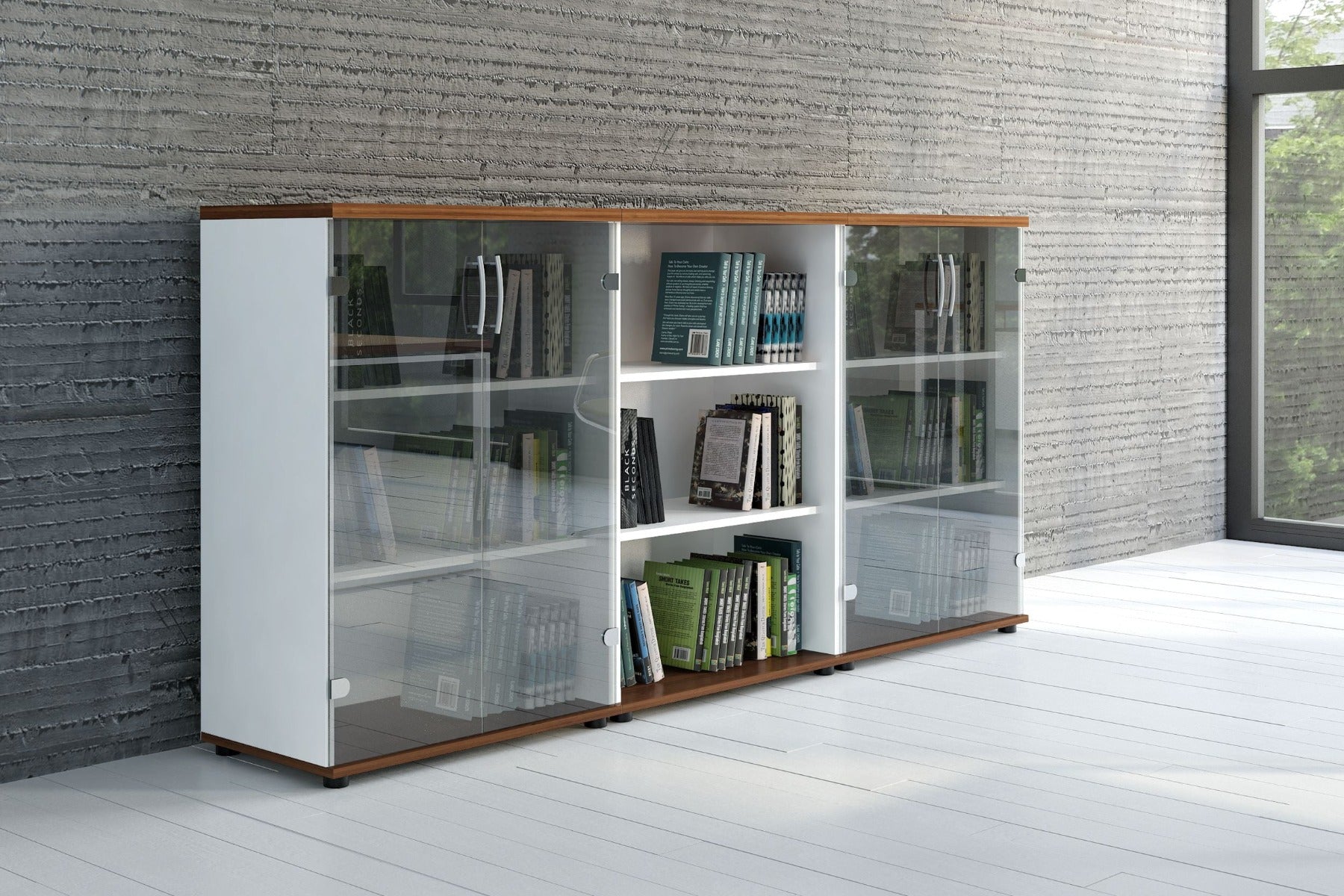 Schrank mit farbigen Glastüren