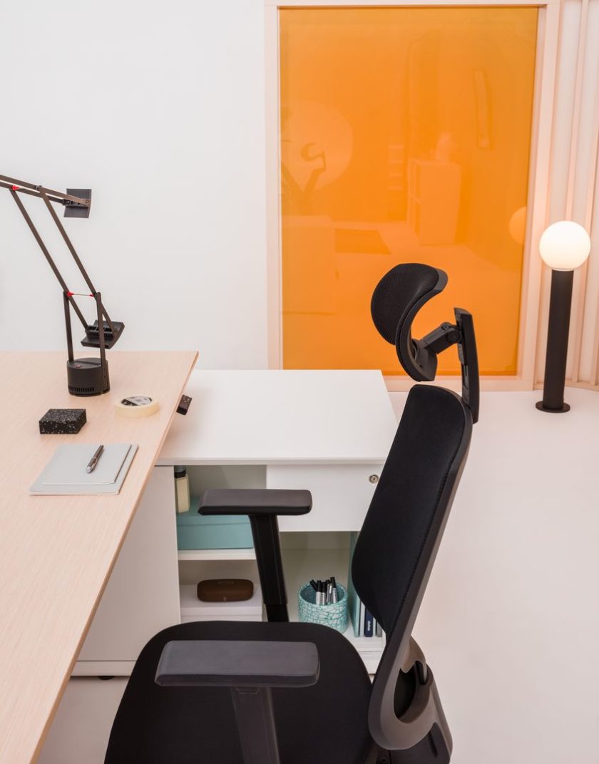 Gravity executive desk height adjustment