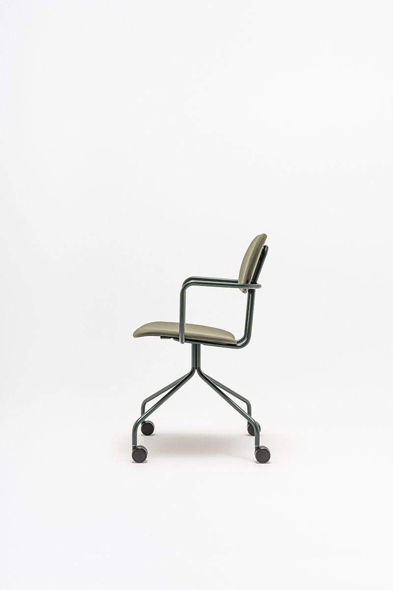 Neuer gepolsterter Stuhl mit festem Gestell und Rollen