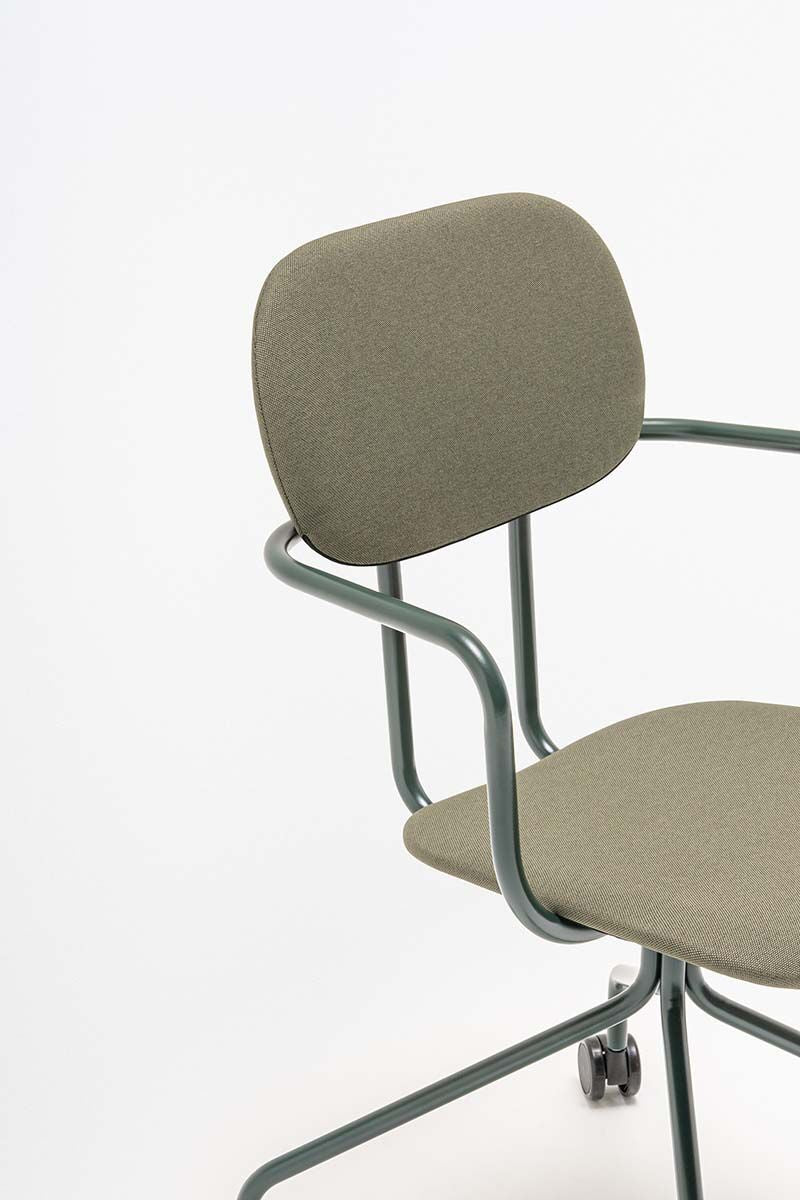 Neuer gepolsterter Stuhl mit festem Gestell und Rollen