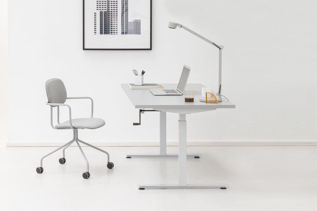 Manuelle Höhenverstellung des Ogi-Schreibtisches