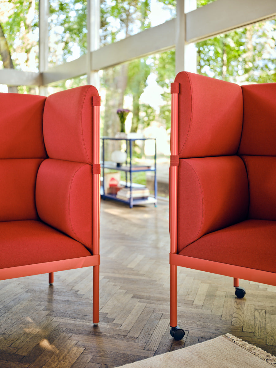 Stelzen-Sessel mit hoher Rückenlehne