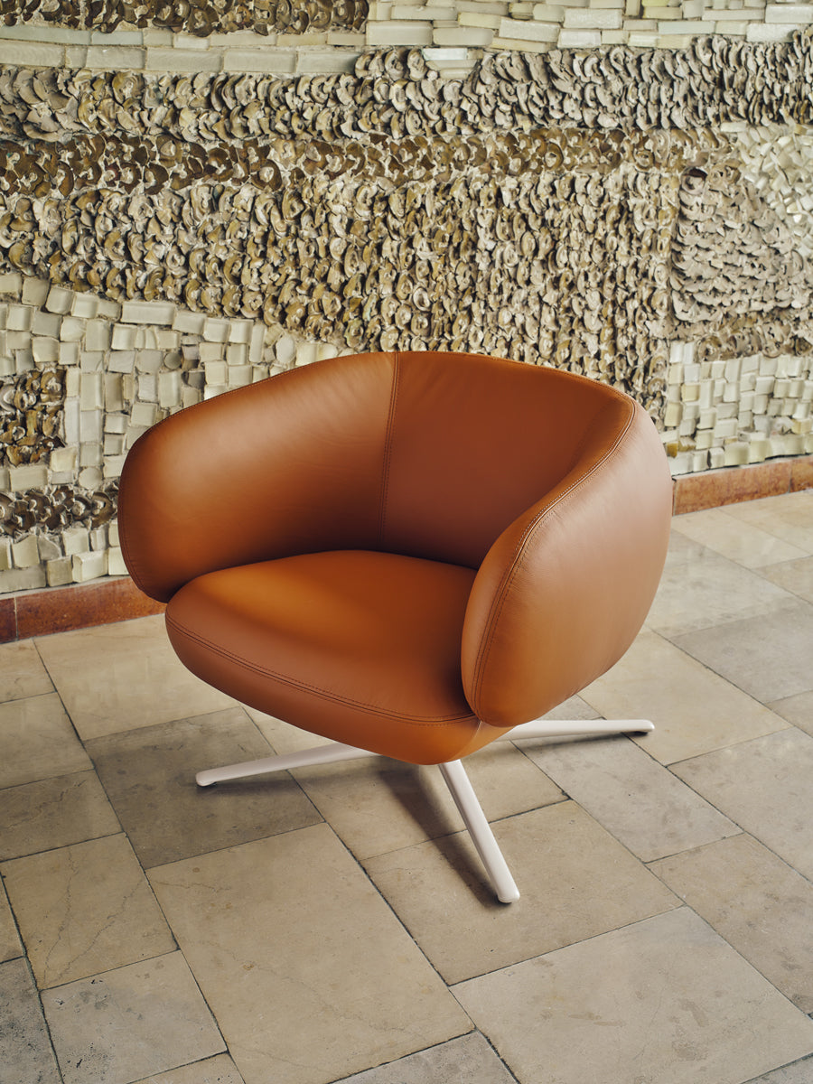 Grand armchair swivel base