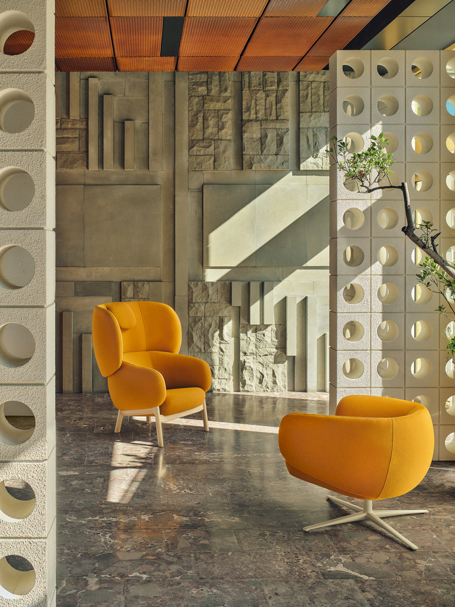 Grand armchair swivel base