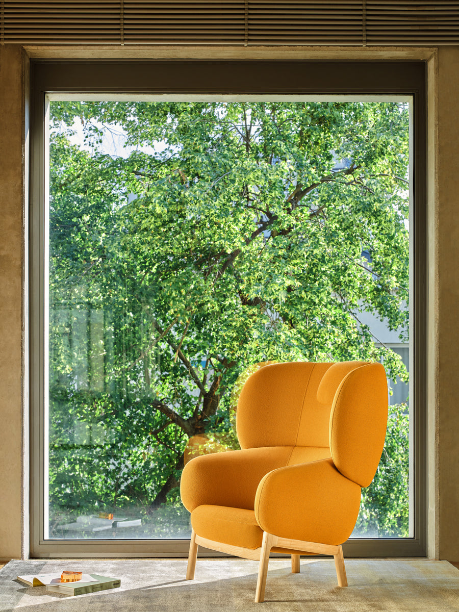 Großer Sessel mit Kopfstütze und Holzgestell