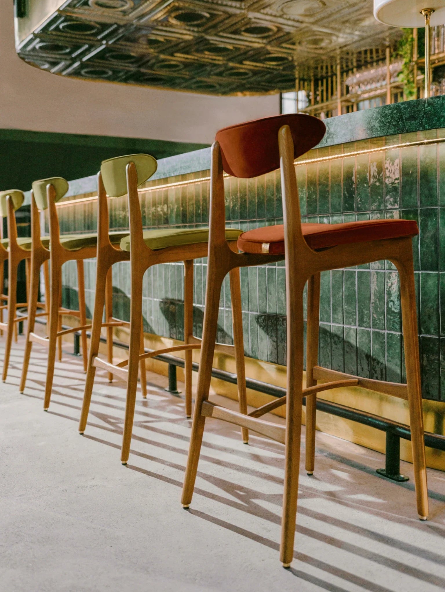 Barhocker 200-190 M/75 in glänzendem Samt Taupe