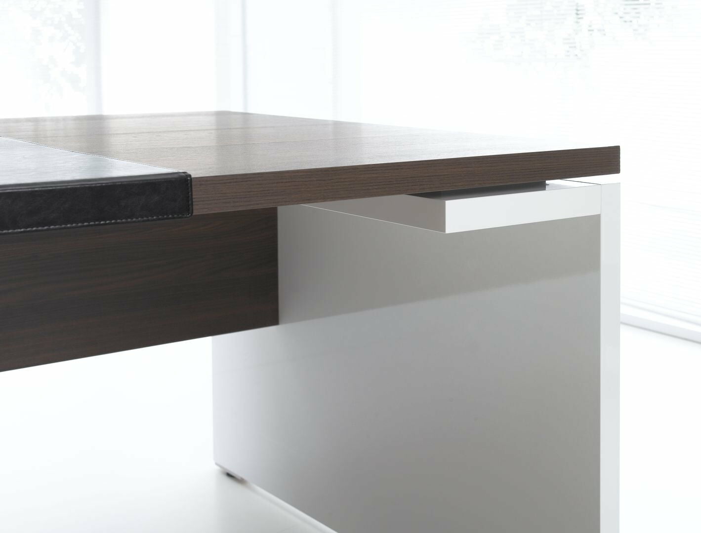 Mito executive desk