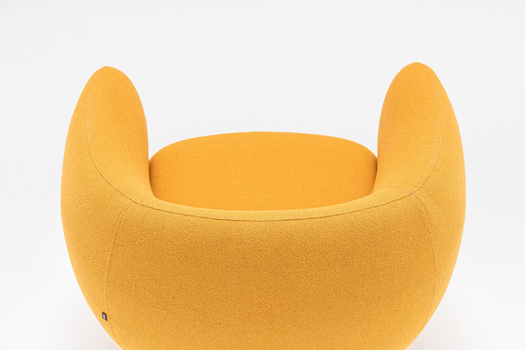 Grand armchair swivel base