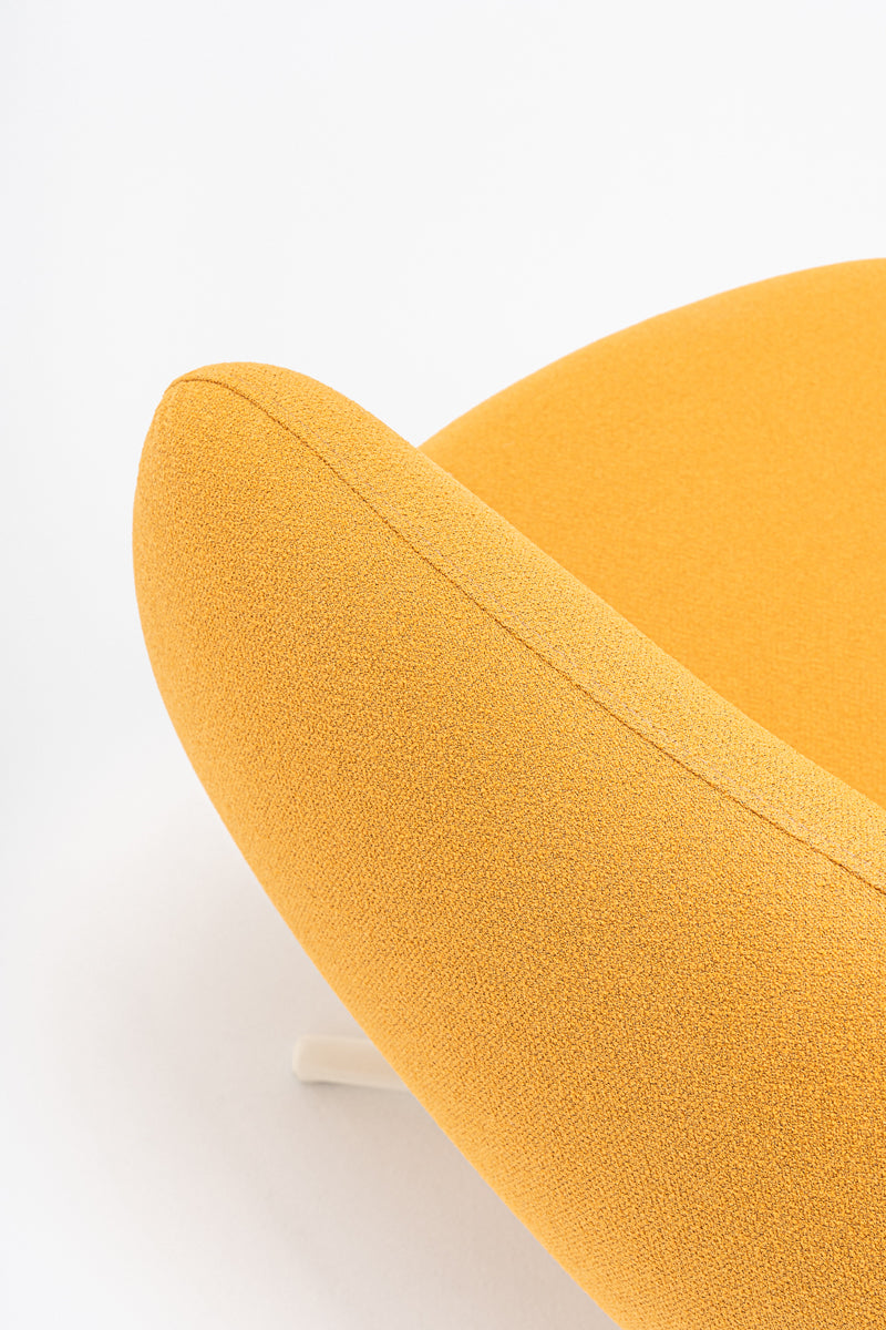 Grand armchair swivel base