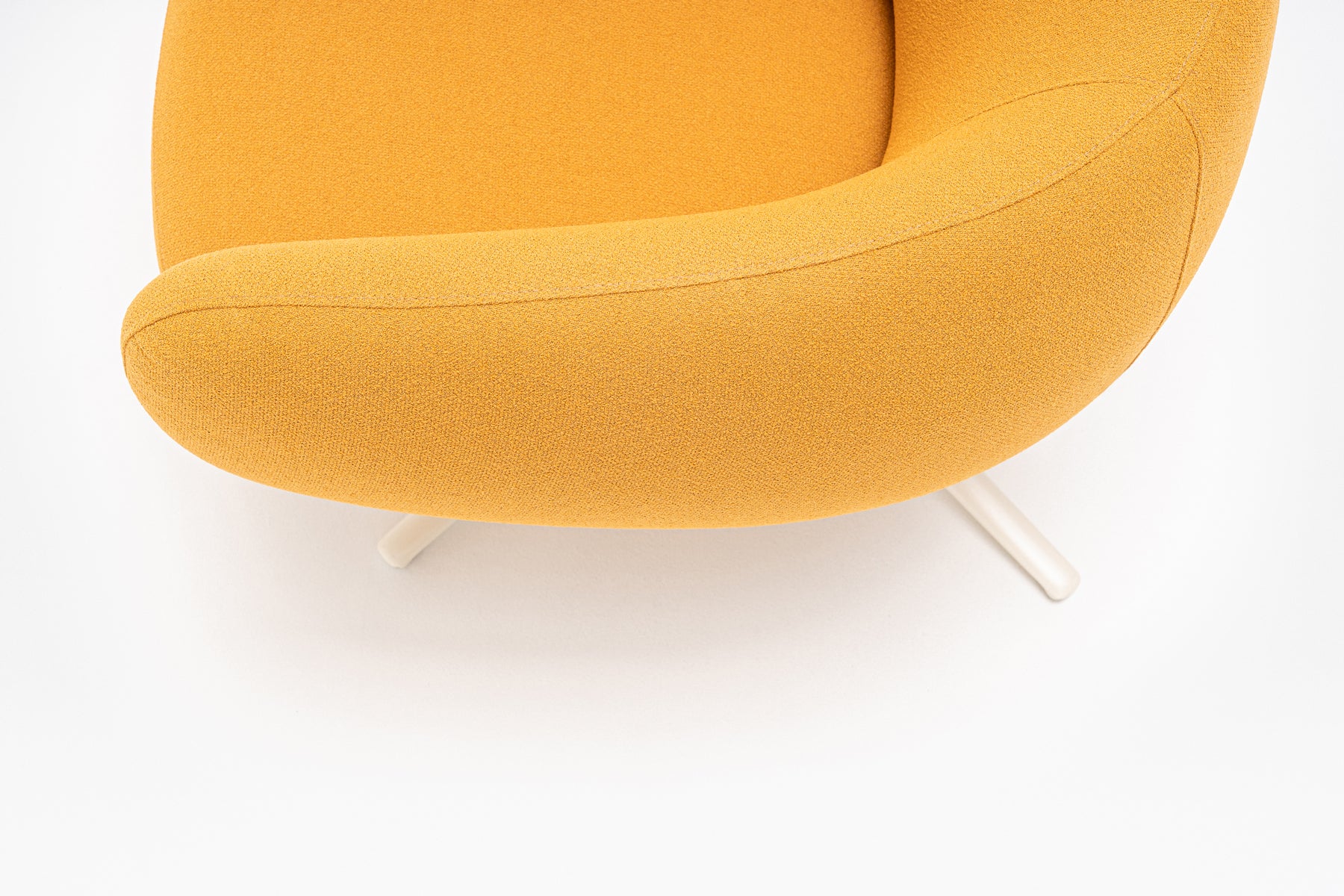 Grand armchair swivel base