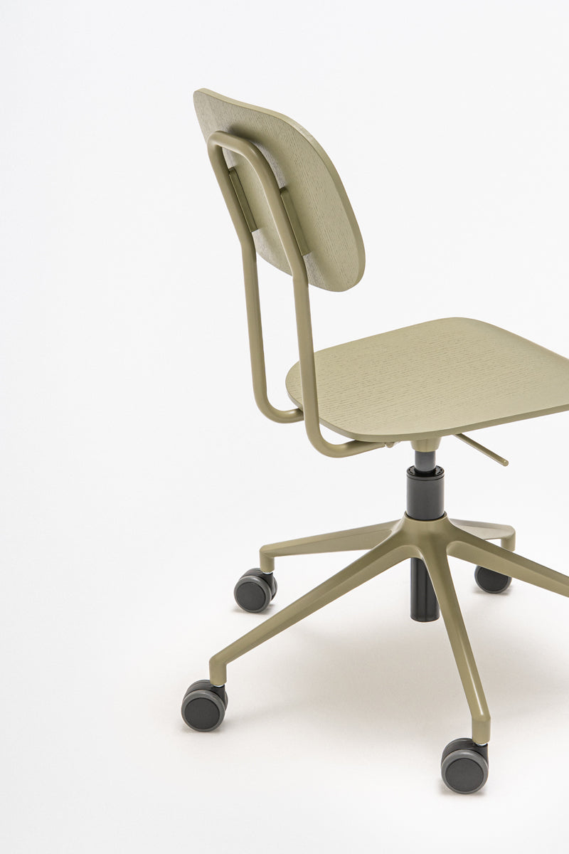 New plywood chair with height adjustment