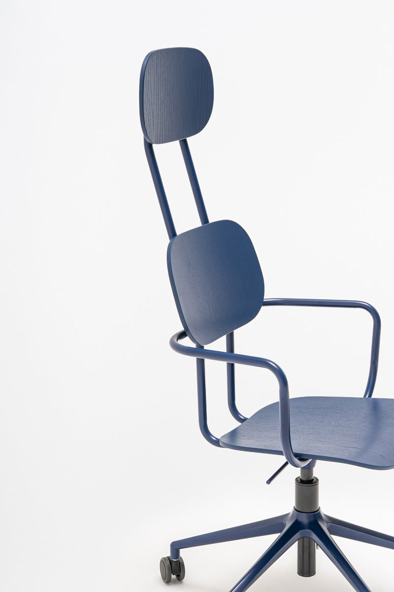 Neuer Sperrholzstuhl mit höhenverstellbarer Kopfstütze