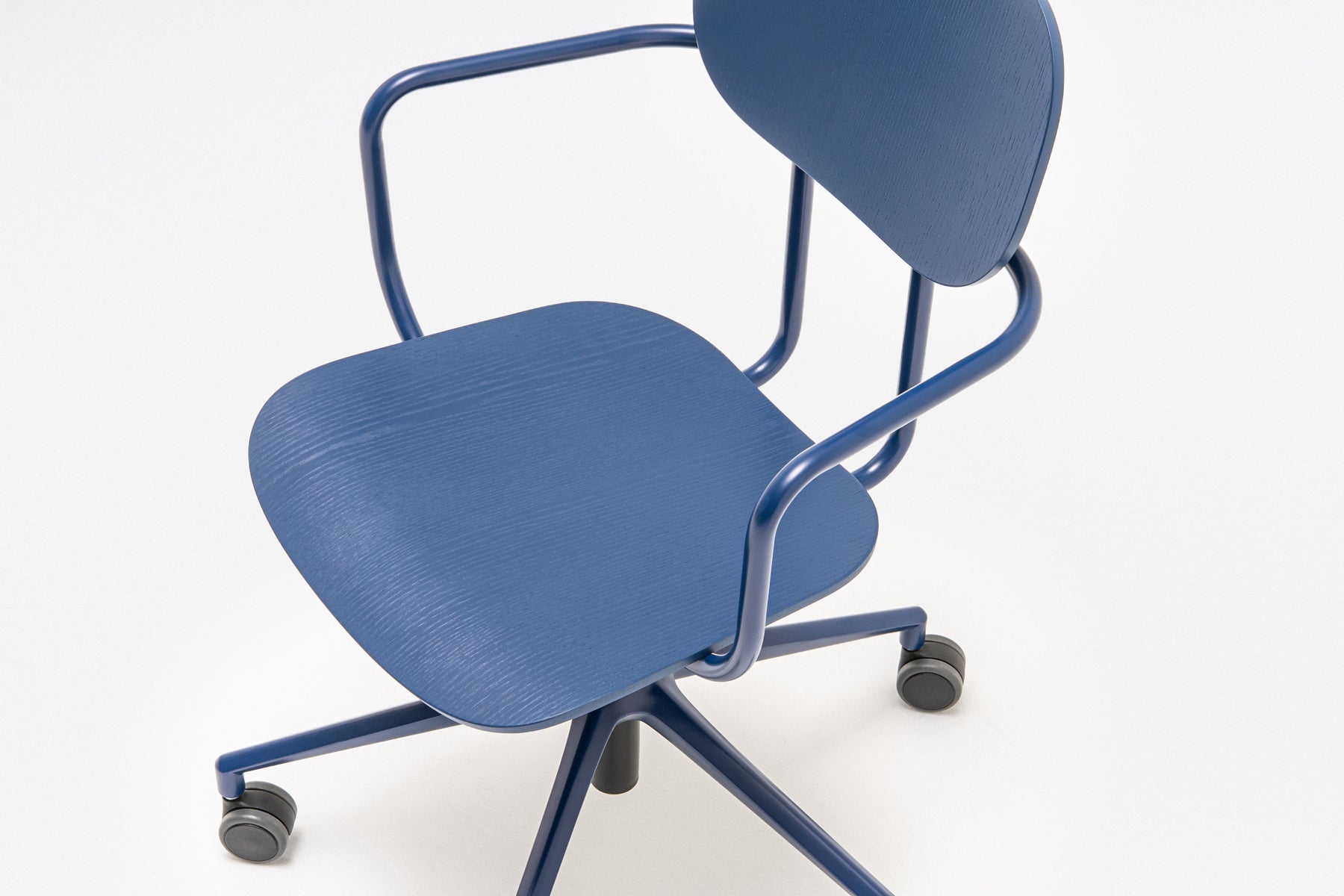 Neuer Sperrholzstuhl mit höhenverstellbarer Kopfstütze