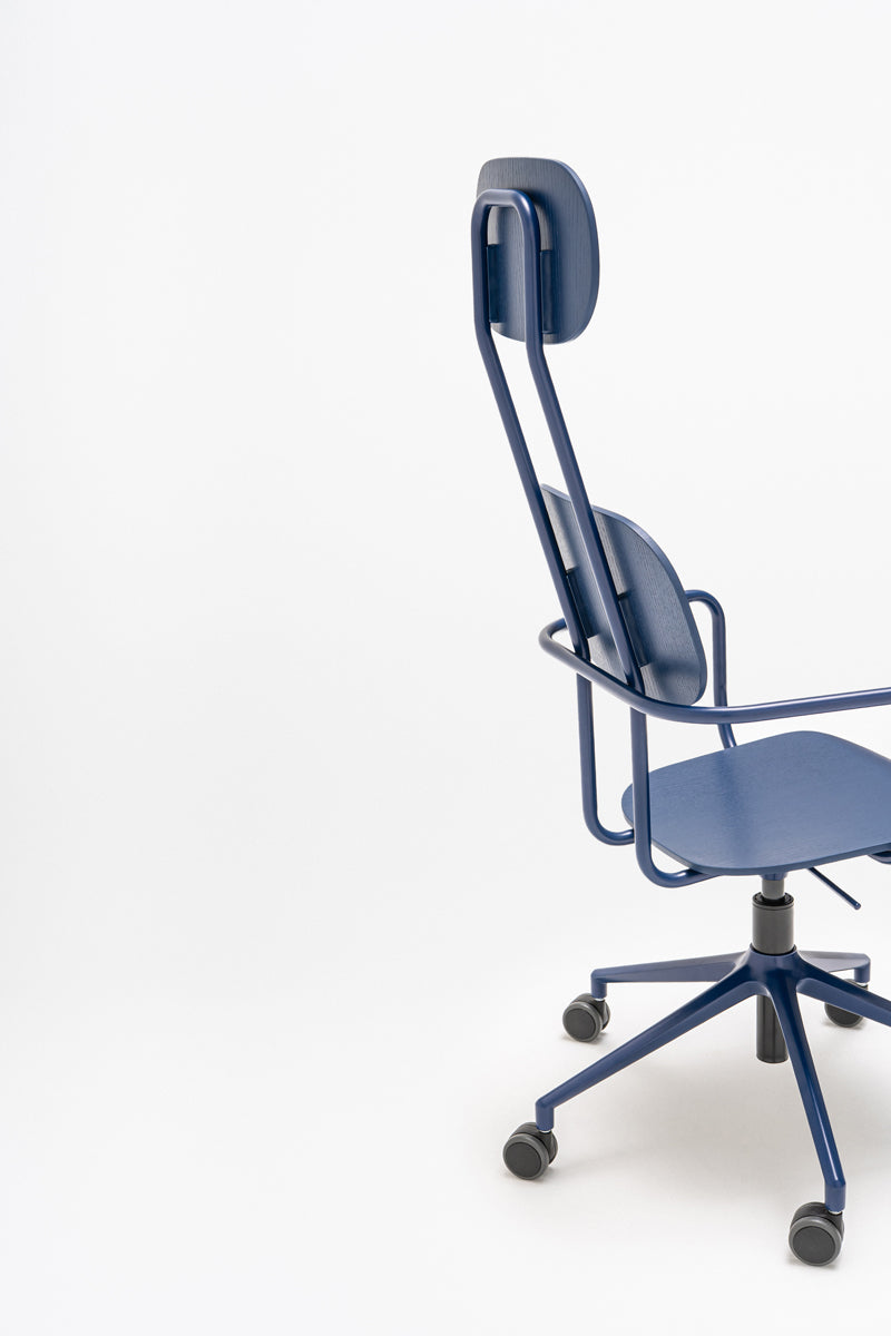 Neuer Sperrholzstuhl mit höhenverstellbarer Kopfstütze