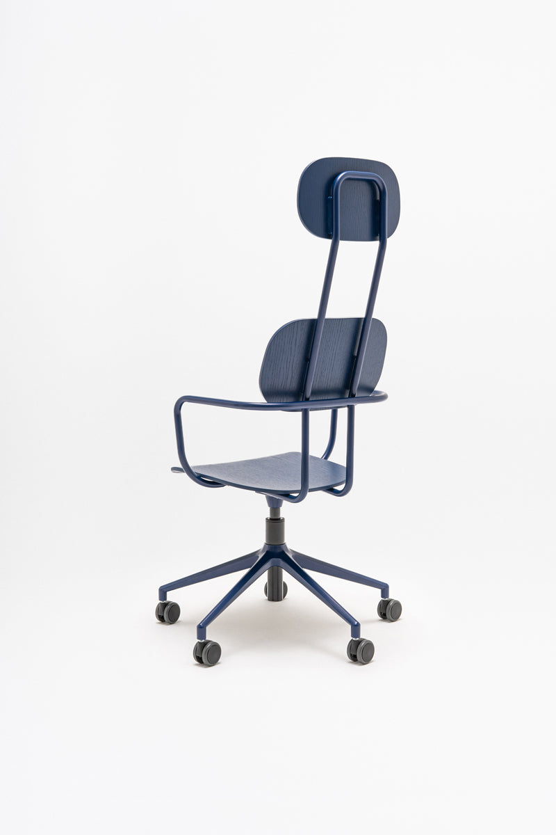 Neuer Sperrholzstuhl mit höhenverstellbarer Kopfstütze