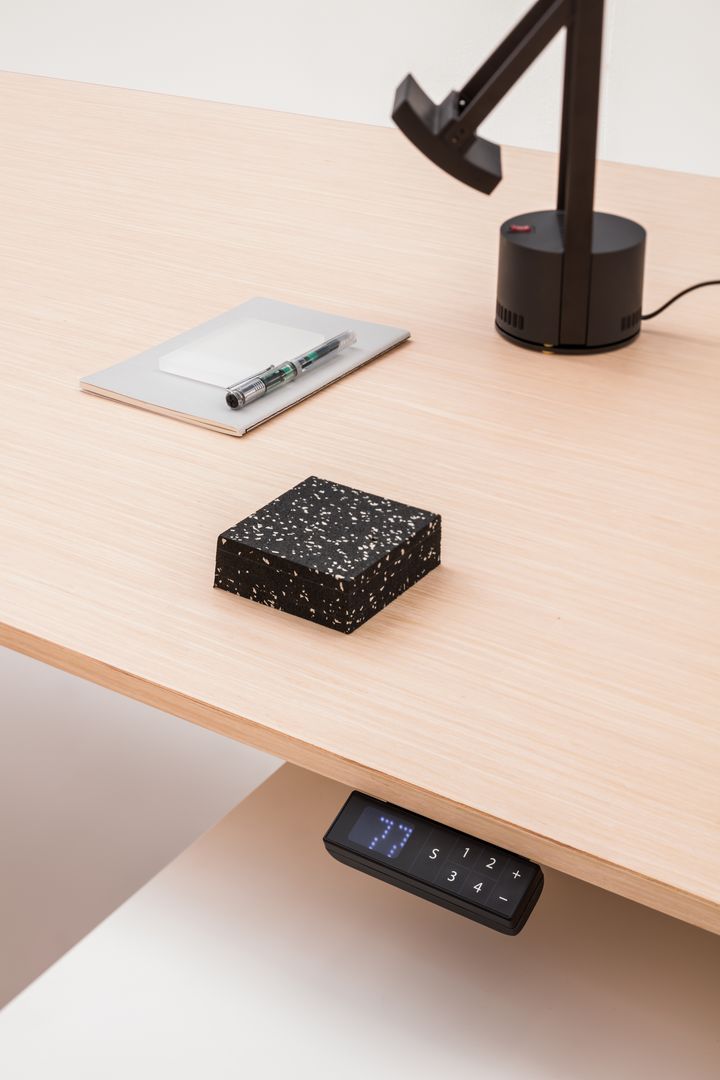 Gravity executive desk height adjustment