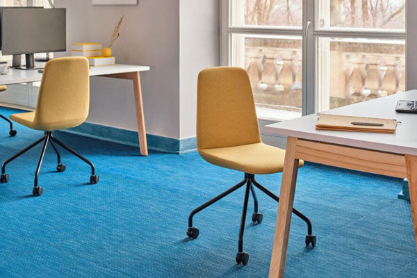 Ulti-Stuhl mit 4-Stern-Fußkreuz und Rollen