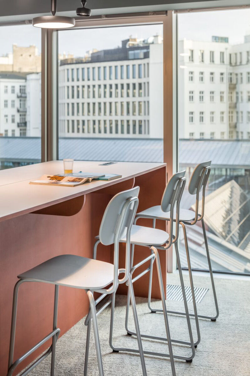 Neuer Barhocker aus Sperrholz