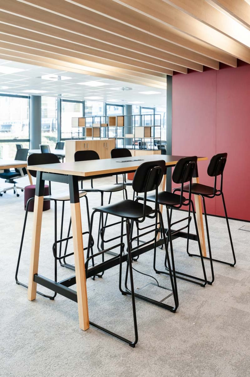 Neuer Barhocker aus Sperrholz