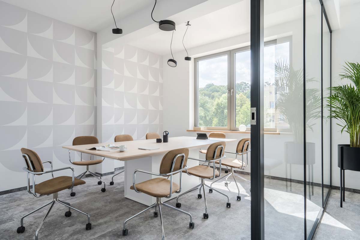 Neuer gepolsterter Stuhl mit festem Gestell und Rollen