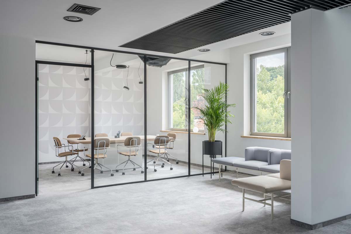 Neuer gepolsterter Stuhl mit festem Gestell und Rollen