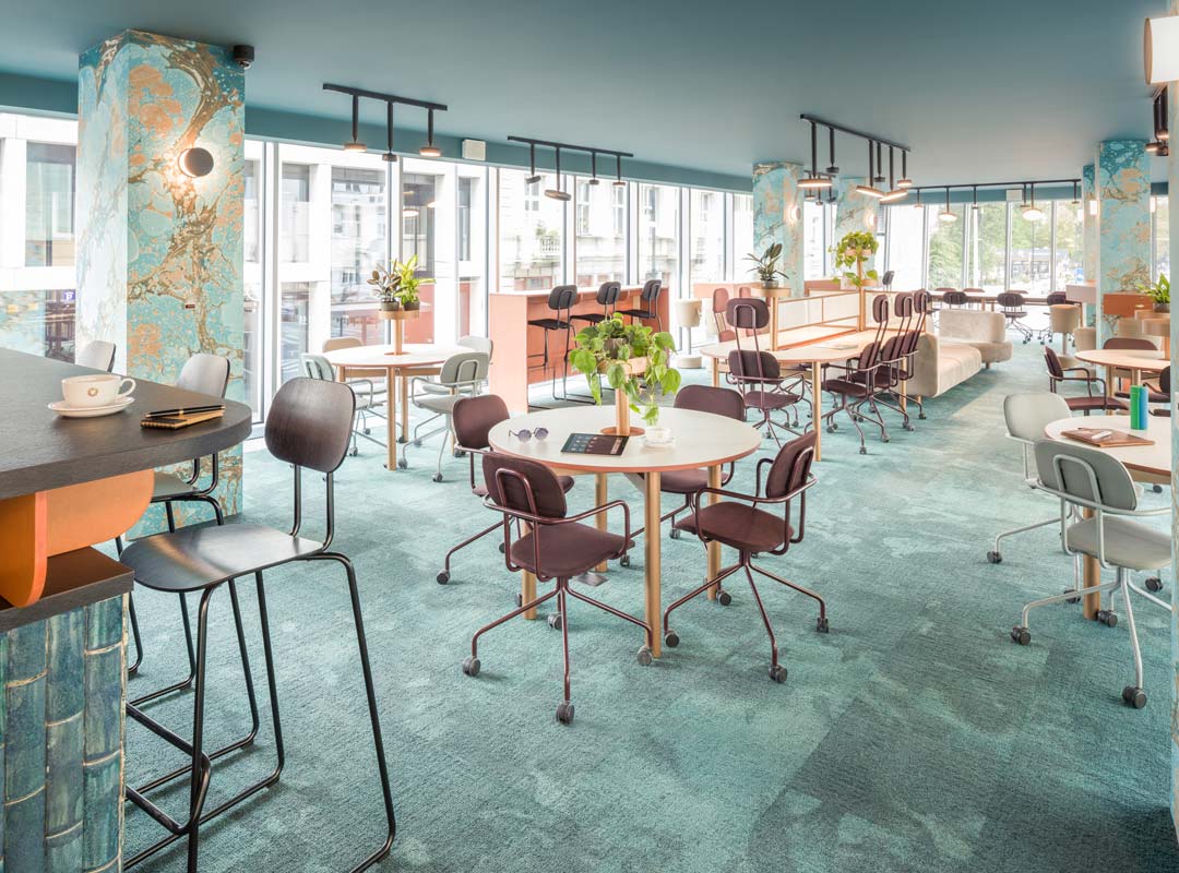 Neuer gepolsterter Stuhl mit festem Gestell und Rollen