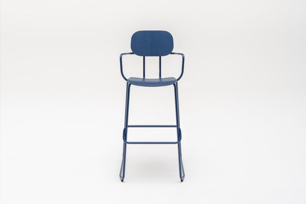 Neuer Barhocker aus Sperrholz