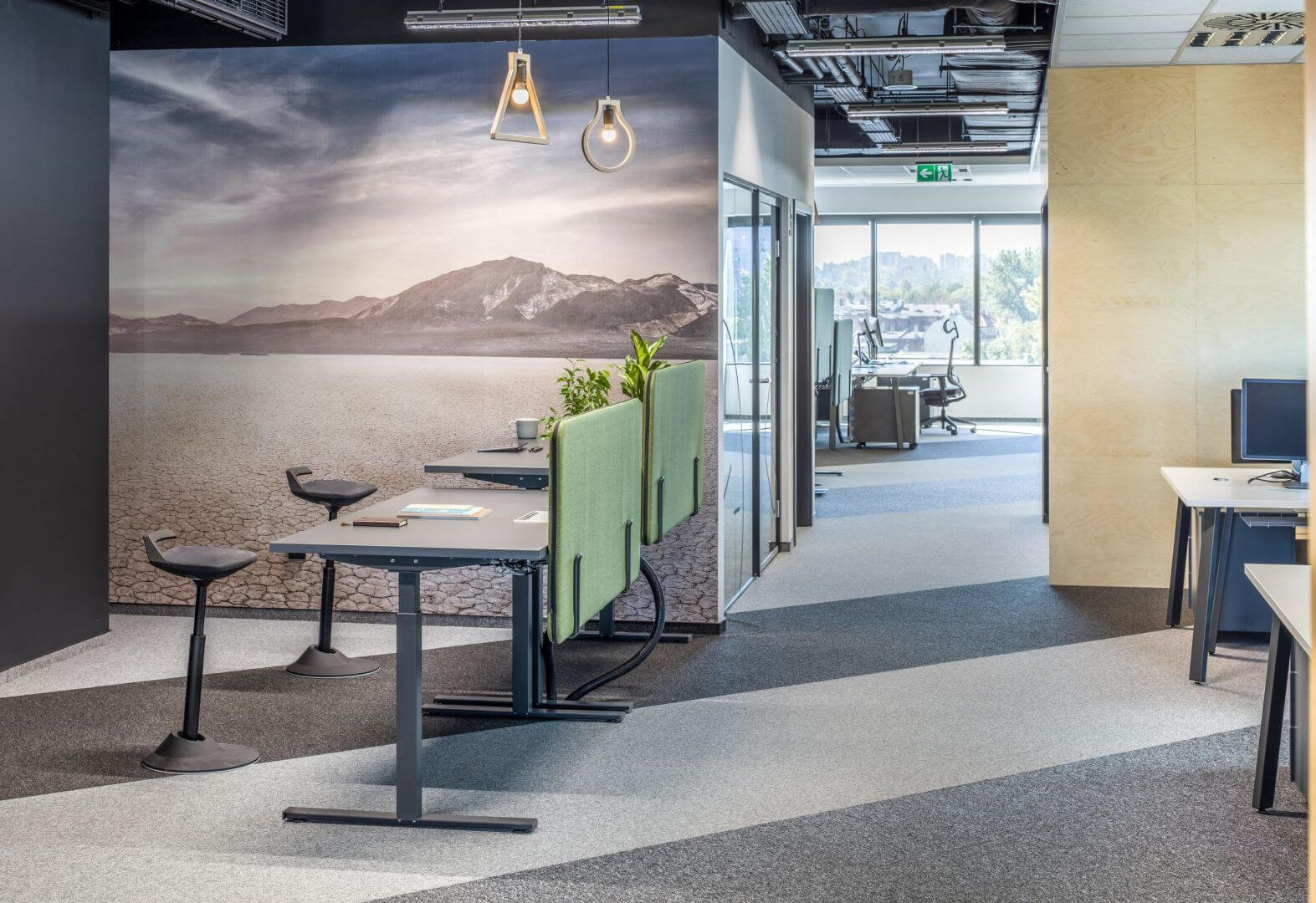 Ogi bench desk with electric height adjustment, twin-motor frame