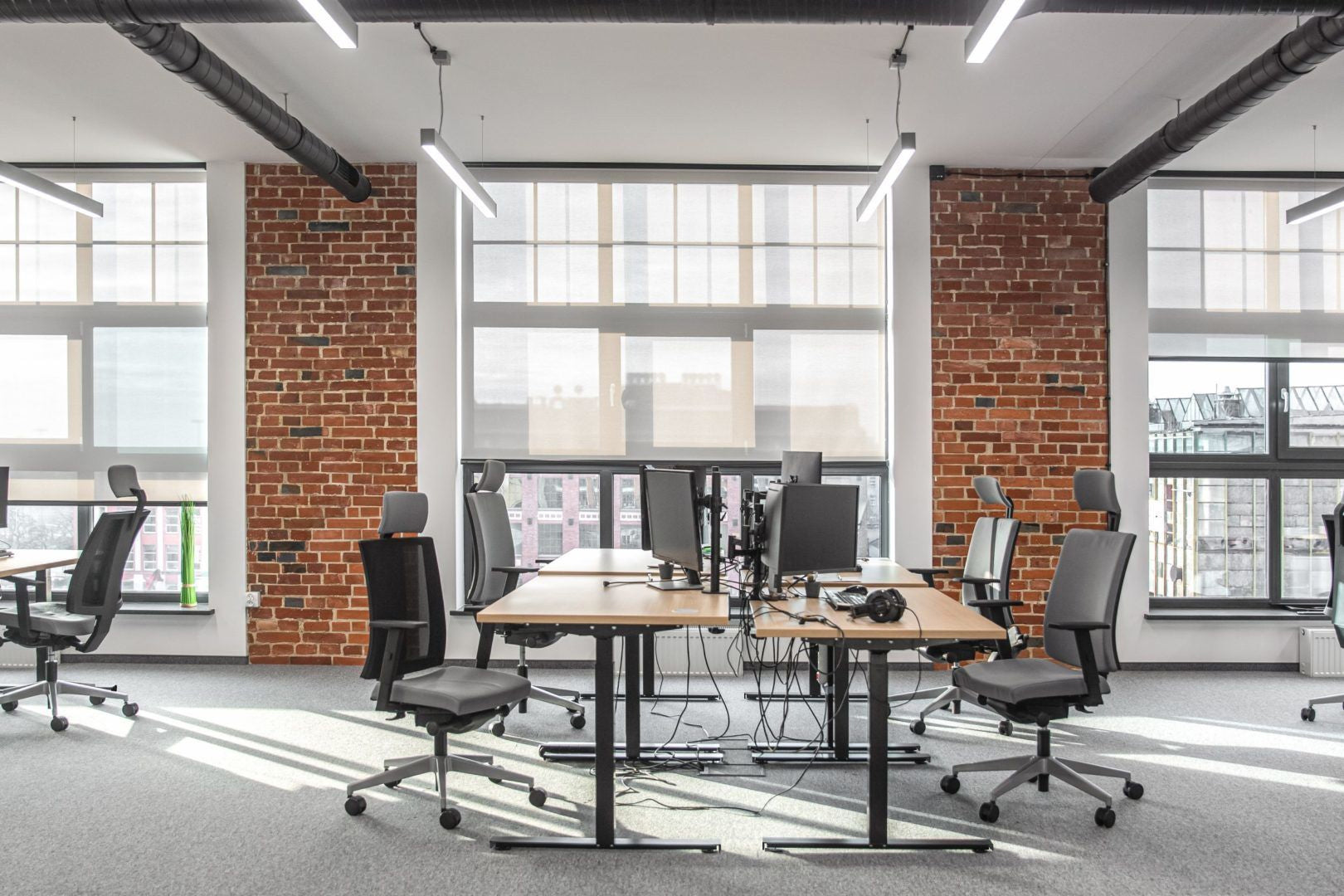 Manuelle Höhenverstellung des Ogi-Schreibtisches