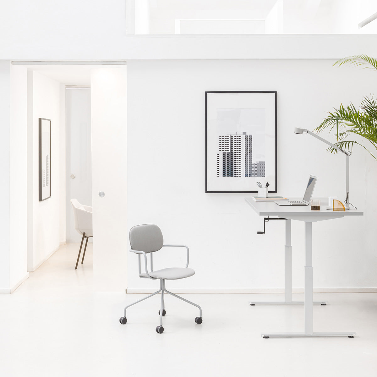 Manuelle Höhenverstellung des Ogi-Schreibtisches