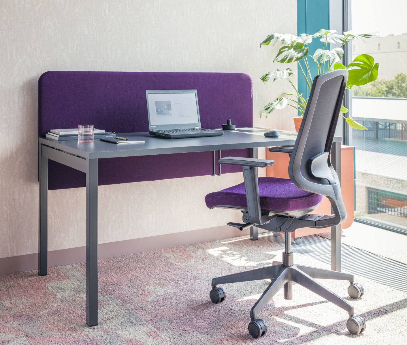 Manuelle Höhenverstellung des Ogi-Schreibtisches