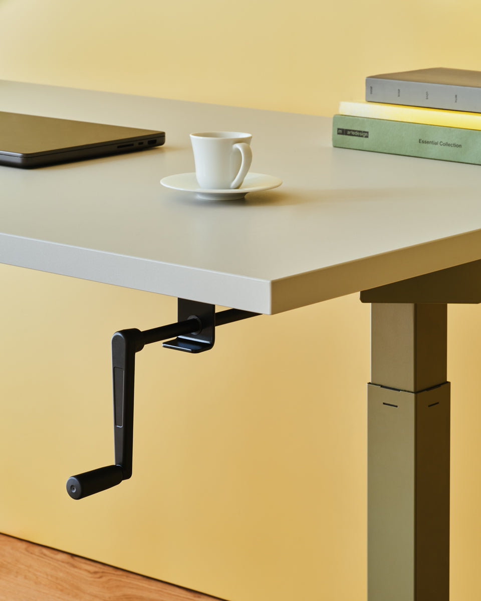 Manuelle Höhenverstellung des Ogi-Schreibtisches