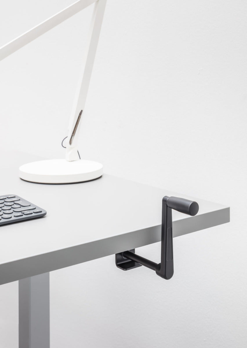 Manuelle Höhenverstellung des Ogi-Schreibtisches