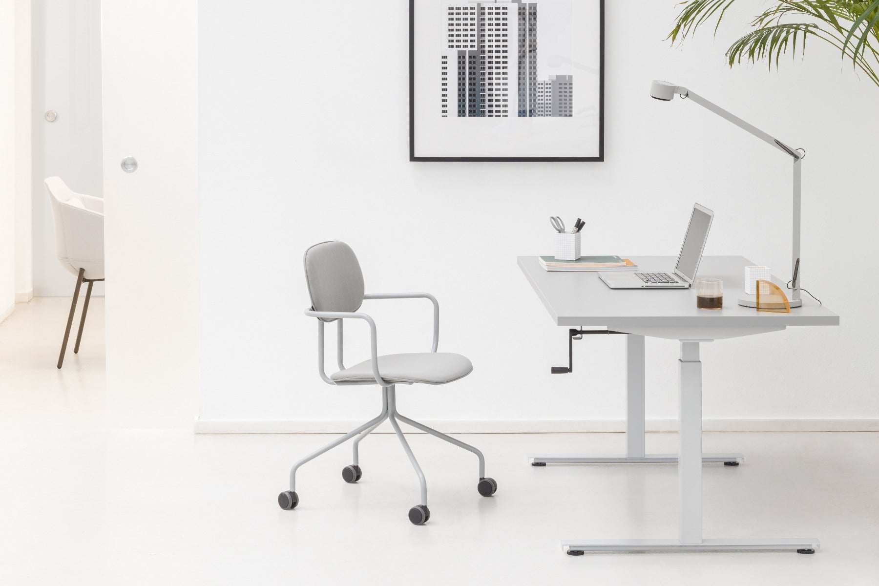 Manuelle Höhenverstellung des Ogi-Schreibtisches