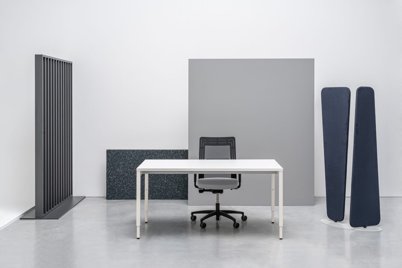 Manuelle Höhenverstellung des Ogi-Schreibtisches