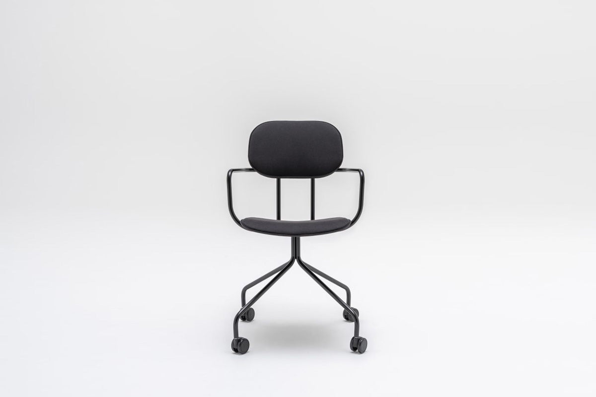 Neuer gepolsterter Stuhl mit festem Gestell und Rollen