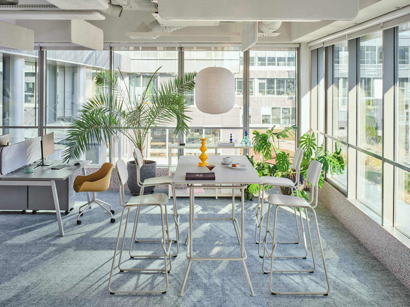 Neuer Barhocker aus Sperrholz