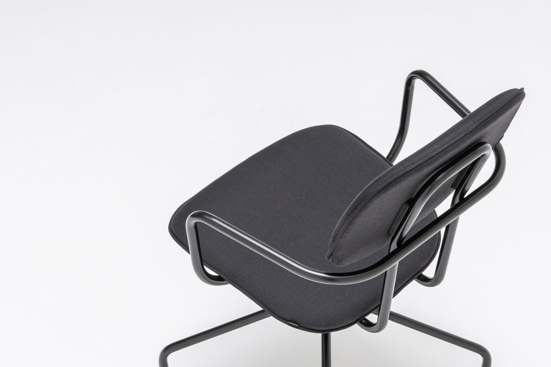 Neuer gepolsterter Stuhl mit festem Gestell und Rollen