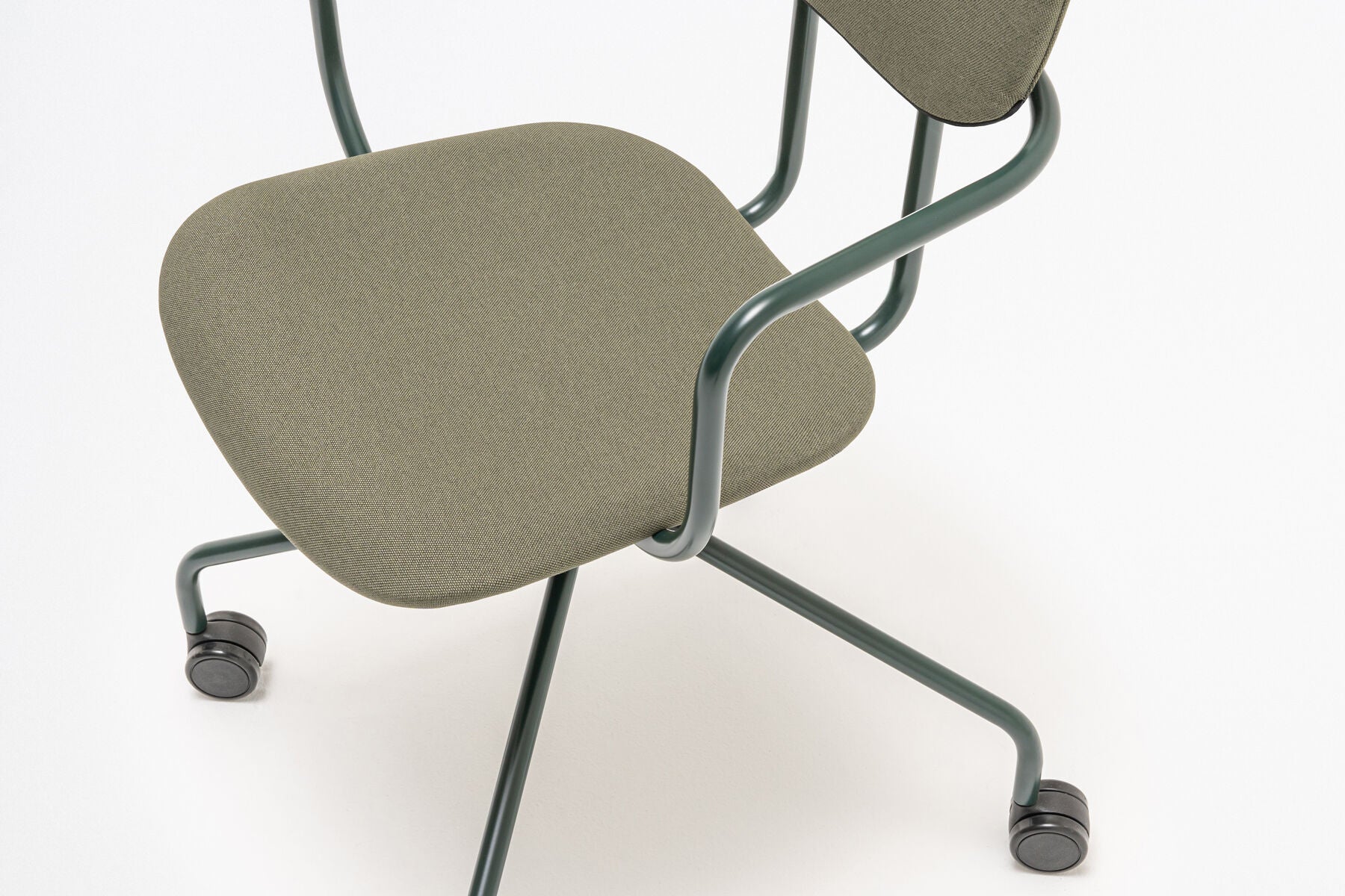 Neuer gepolsterter Stuhl mit festem Gestell und Rollen