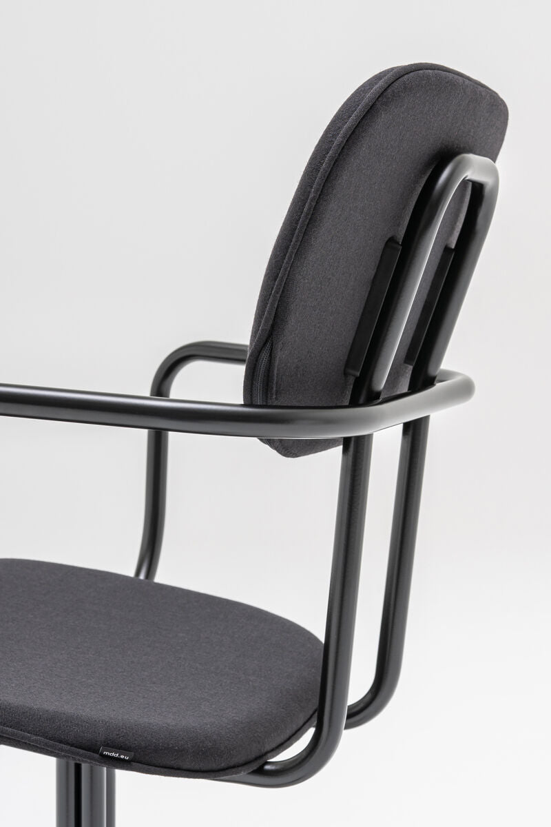 Neuer gepolsterter Stuhl mit festem Gestell und Rollen