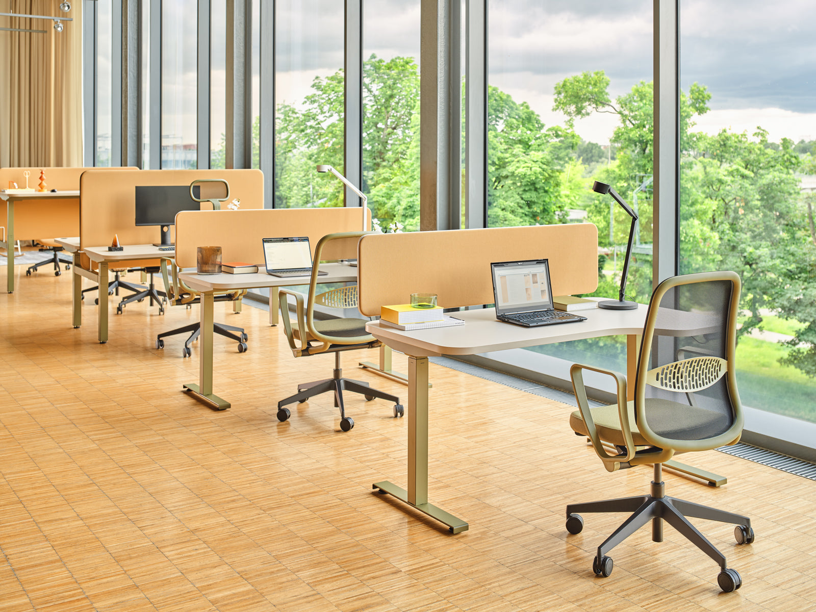 Ogi bench desk with electric height adjustment, twin-motor frame