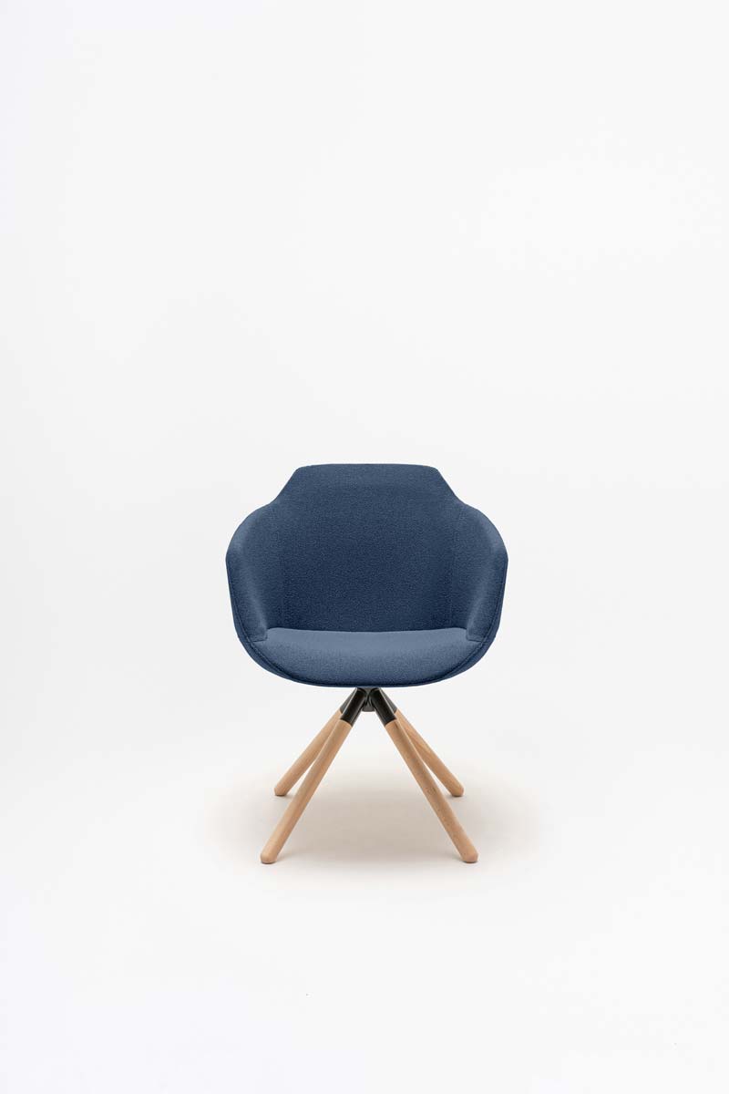 Ultra-Stuhl mit drehbarem Holzfuß