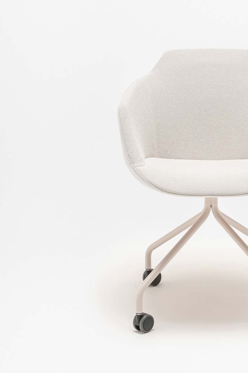 Ultra chair 4-star base with castors