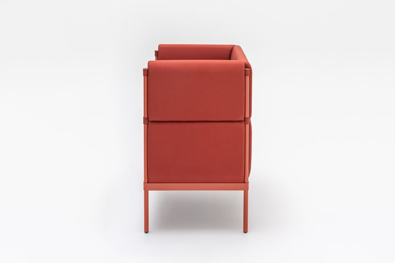 Stelzen-Sessel mit hoher Rückenlehne