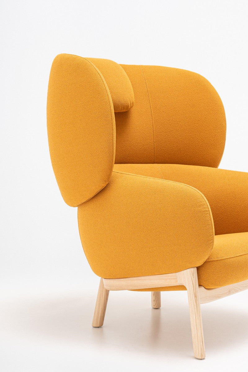 Großer Sessel mit Kopfstütze und Holzgestell