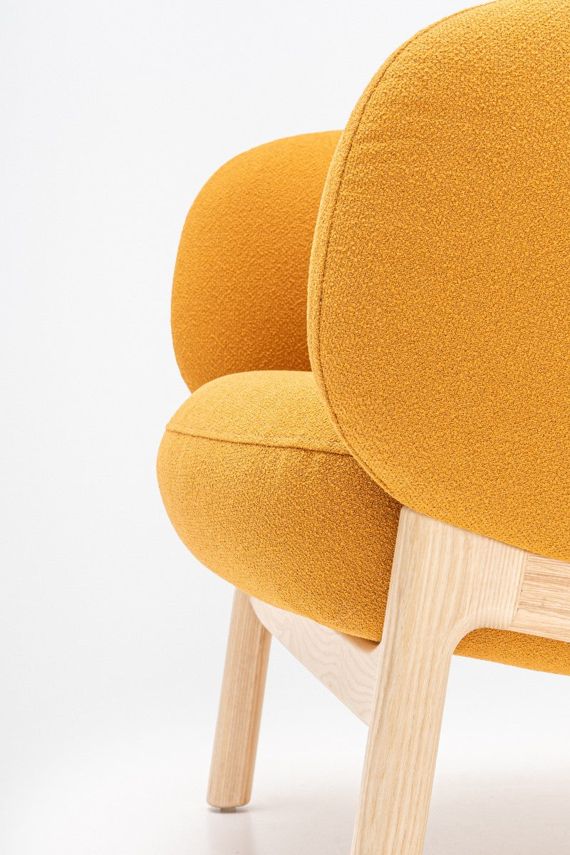 Großer Sessel mit Kopfstütze und Holzgestell