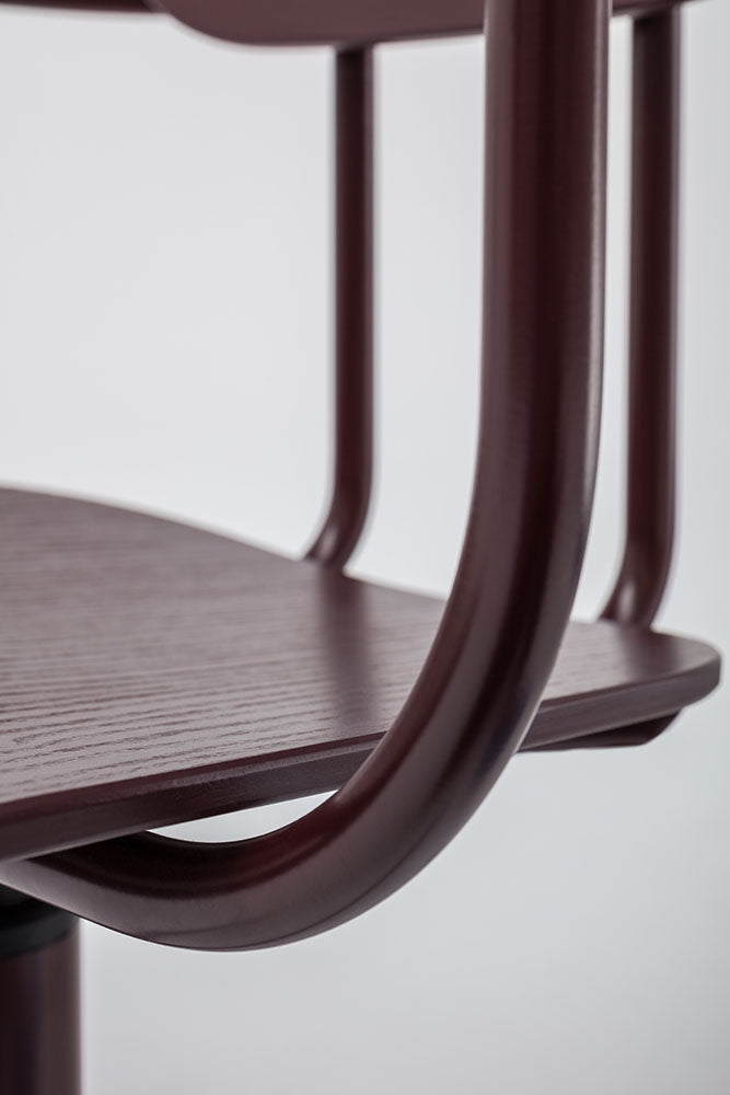 Neuer Sperrholzstuhl mit drehbarem Fußkreuz und Kopfstütze