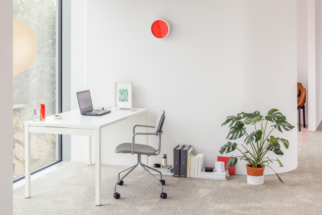 Neuer gepolsterter Stuhl mit festem Gestell und Rollen