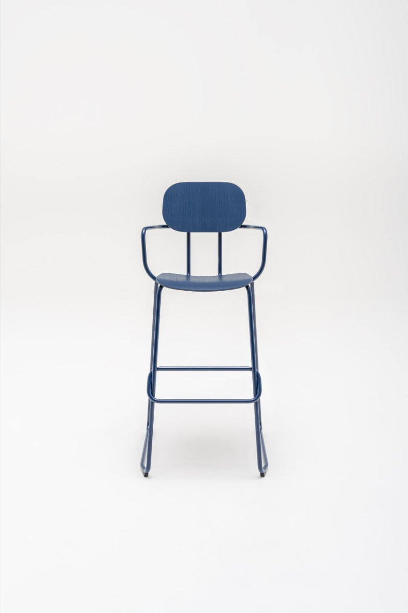 Neuer Barhocker aus Sperrholz