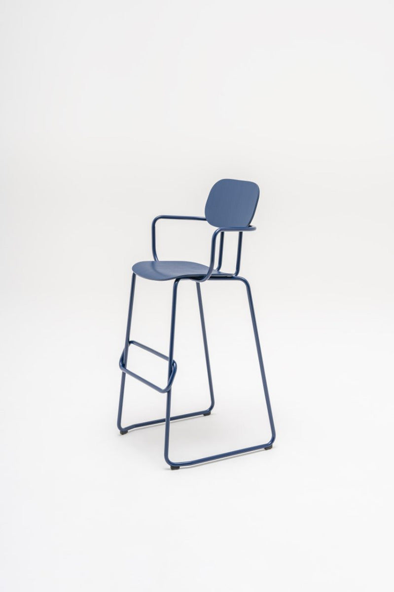 Neuer Barhocker aus Sperrholz